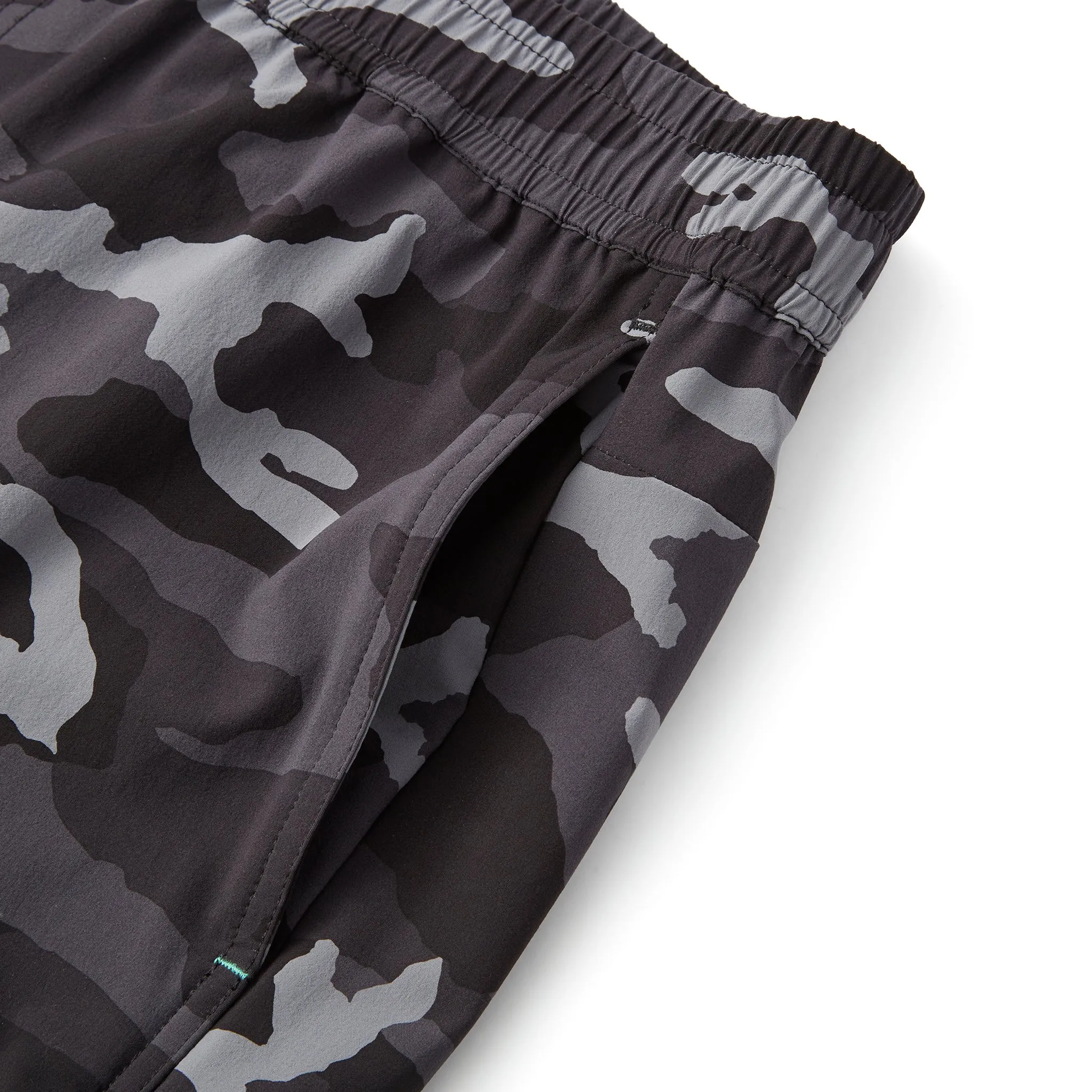 Momentum Short in Black Camo