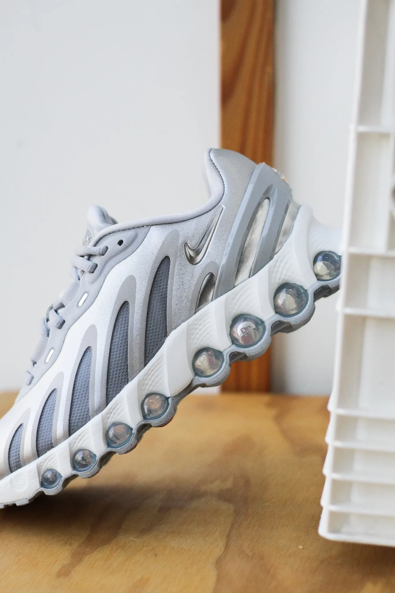 W NIKE AIR MAX DN8 "WOLF GREY/METALLIC SILVER-OFF WHITE"